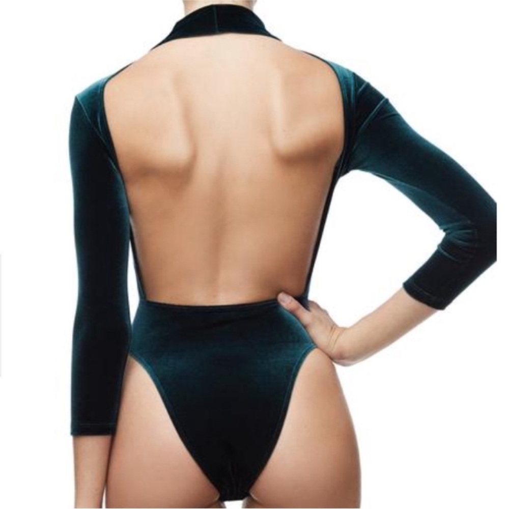 Good American The Velvet Long Sleeve Bodysuit in Green - Picture 2 of 9
